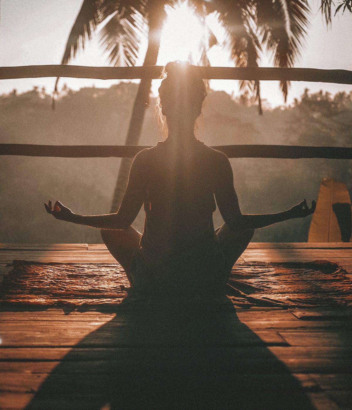 Pessoa meditando em um ambiente tranquilo